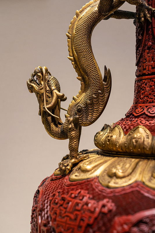 中国古代雕刻漆器花瓶金龙手柄特写图片-正版图片素材下载(模板ID