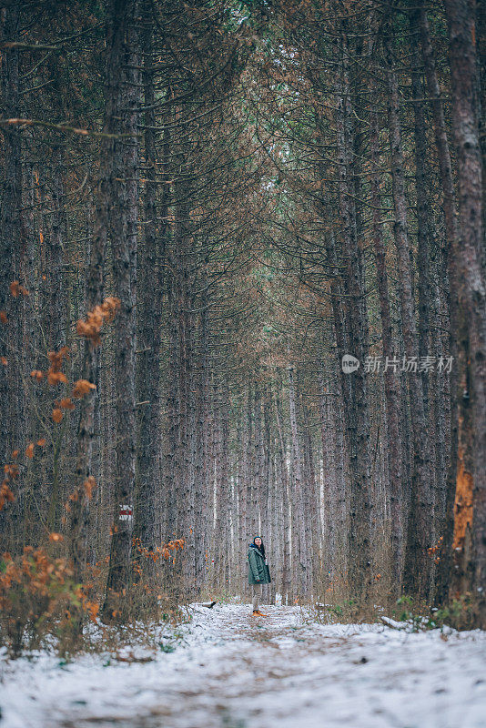 在森林里徒步旅行的女人