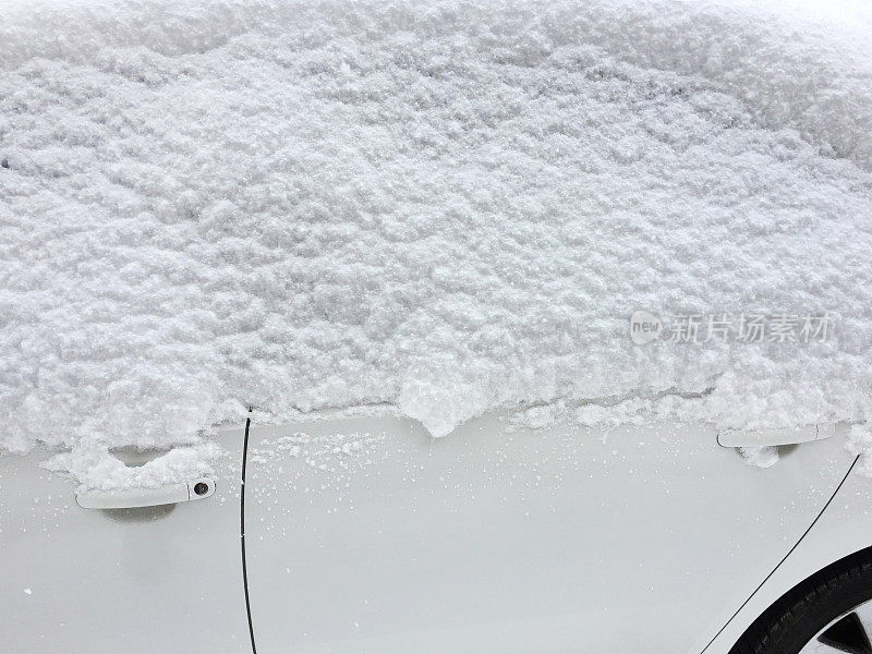 雪覆盖了一辆汽车