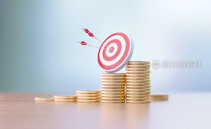 财务成功和准确的概念-红色的圆靶和箭坐在散焦背景