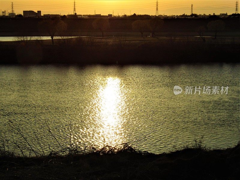 日本。3月。江户川的日落。