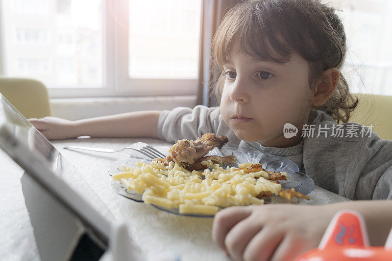 小女孩正在吃鸡肉