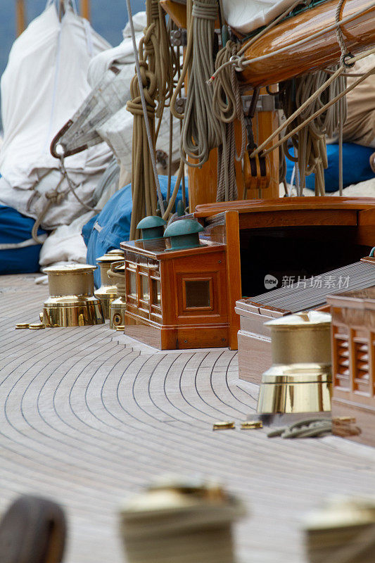 圣特罗佩年度帆船赛上的一艘帆船甲板