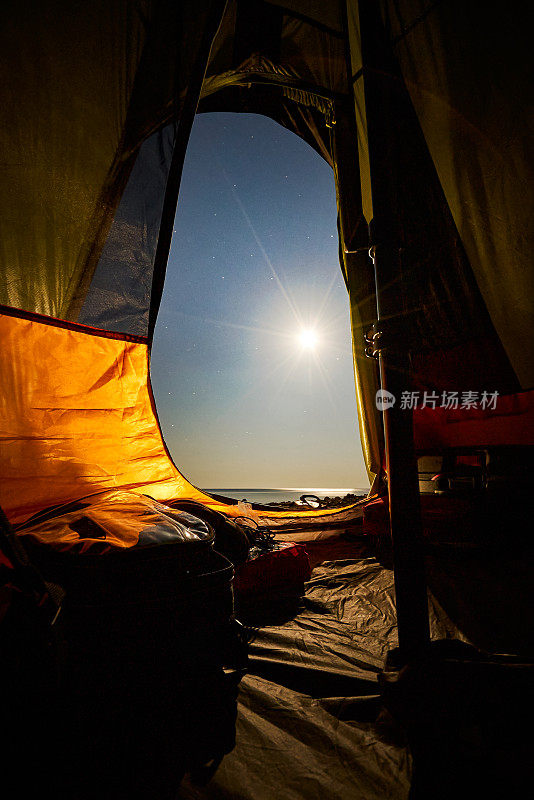 露宿在露营地的帐篷里过夜