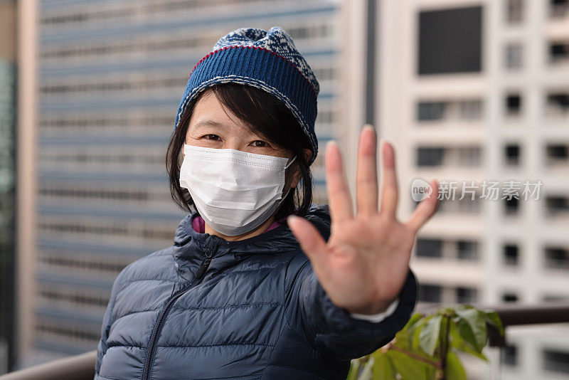 戴着口罩的女人示意停车