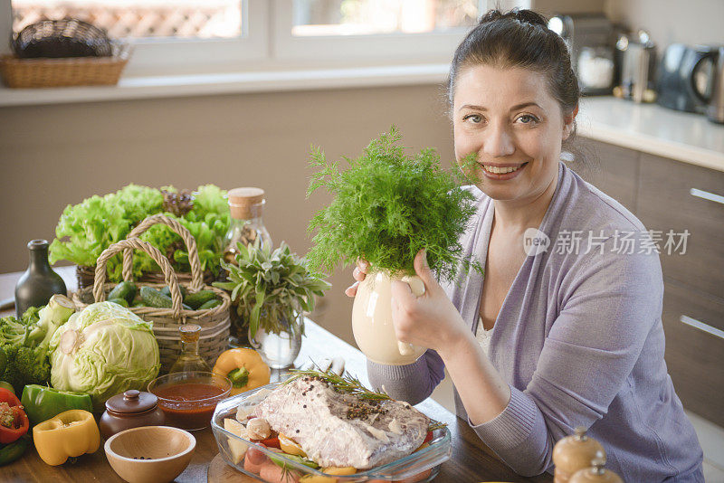 在厨房做饭的女人(牛肉)