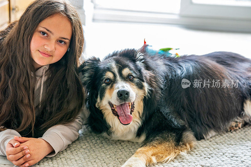 13岁的女孩和宠物边境牧羊犬