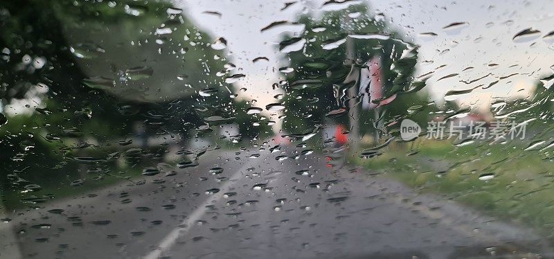 在雨天开车