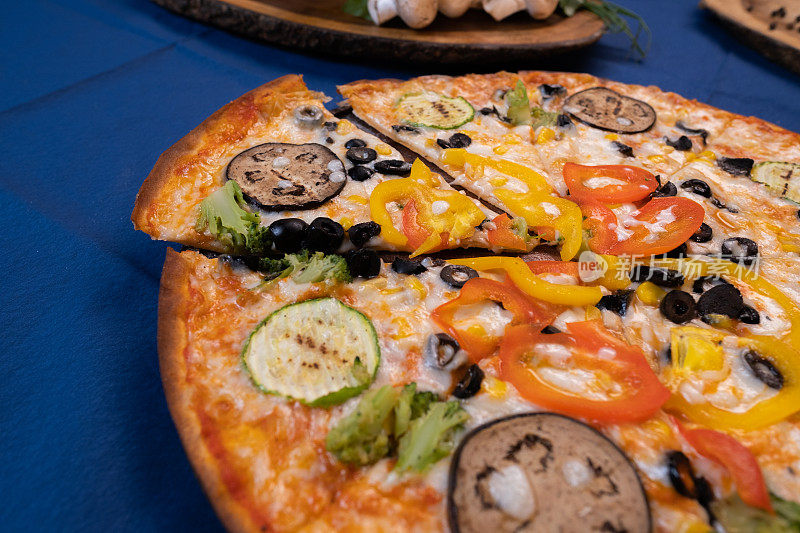茄子西葫芦蔬菜披萨