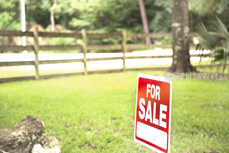 空置地段或房屋前院的房地产标志待售。
