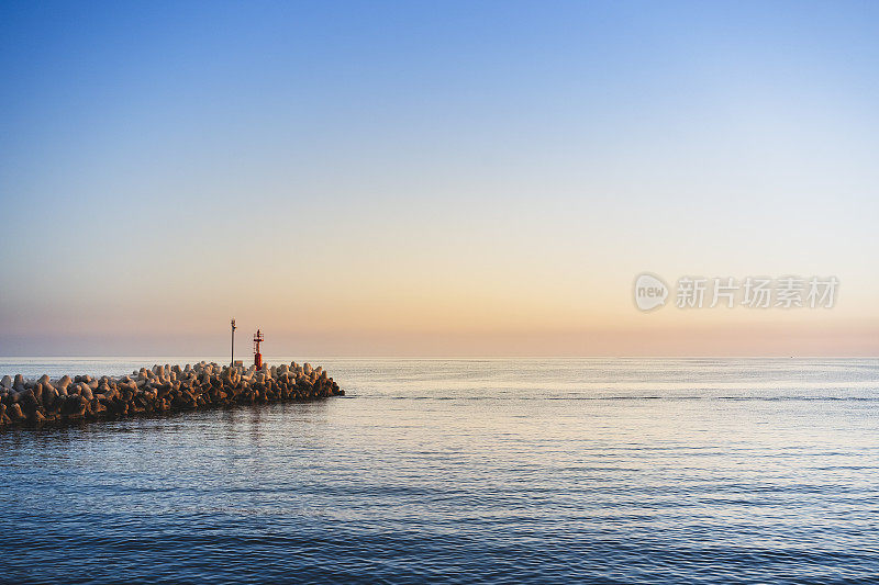 防波堤和灯塔，大海，日出