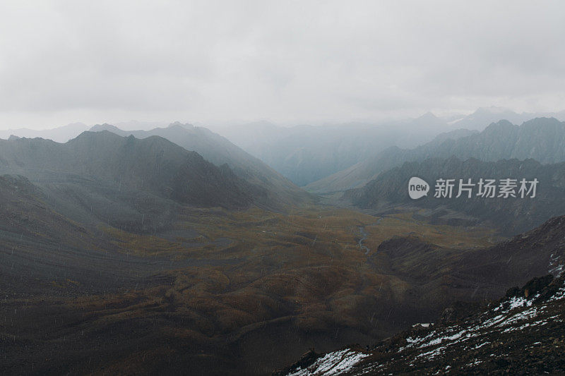 吉尔吉斯斯坦天山的暴风雨天气