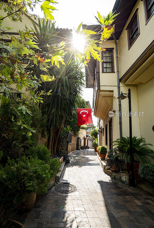 土耳其安塔利亚Kaleici老城的街道上悬挂着土耳其国旗