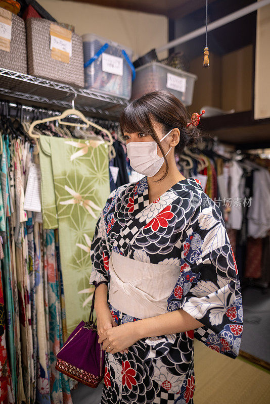 日本女人穿着浴衣在日本榻榻米房间