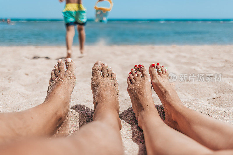 一对夫妇在海滩上放松。海滩和度假的概念。