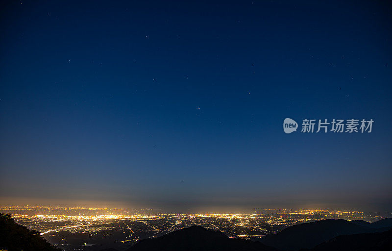 从高山上看城市灯光的夜景