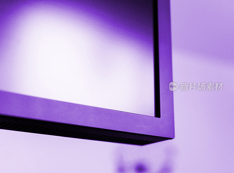 超高清4k专业显示器上的紫色滤色器
