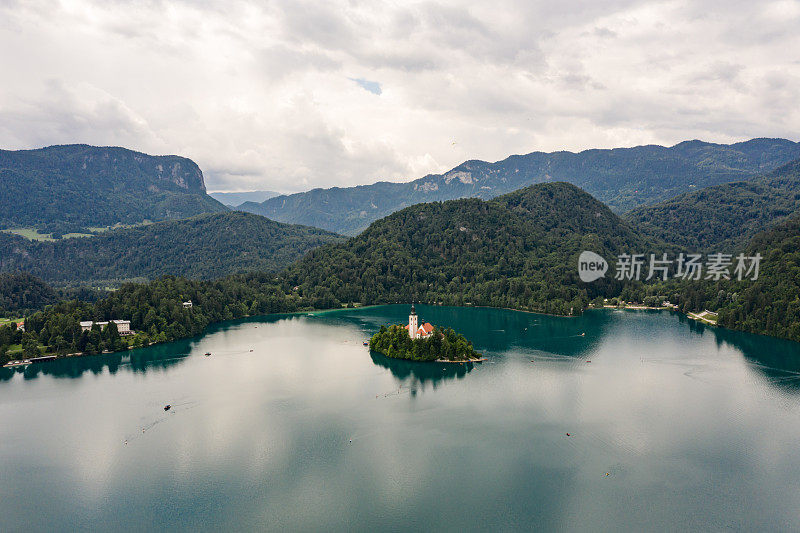 鸟瞰图的湖泊流血景观