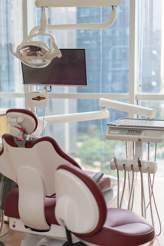 牙科诊所的专业医疗工具
