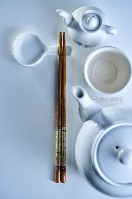 茶壶与茶杯和筷子的高角度视图