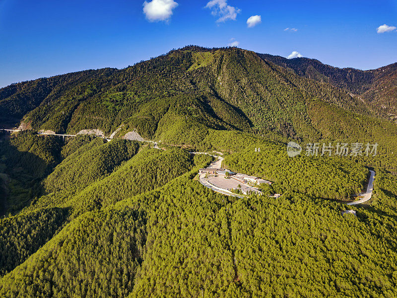 云南和四川泸沽湖附近的山区和公路