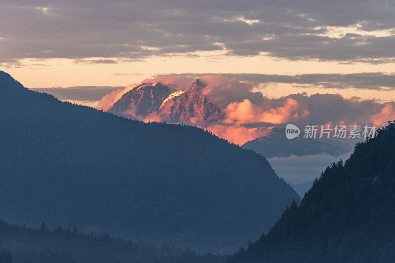 日出时，山脉越过水面的风景