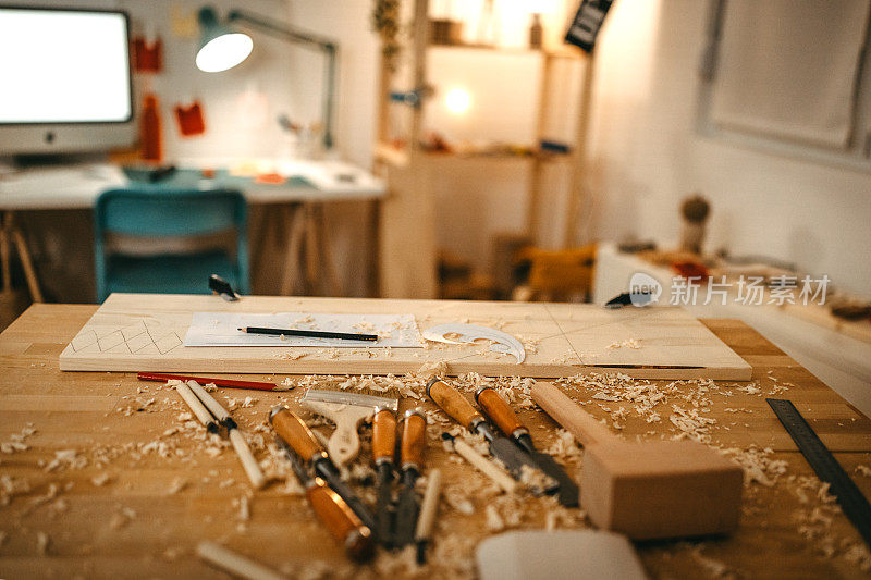 工作室工作台上的手工工具的木材特写