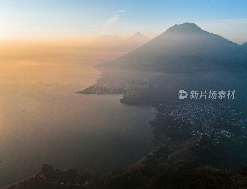 鸟瞰危地马拉的阿提特兰湖