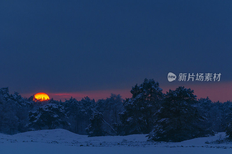 在一个漂移的沙丘地区的冬季雪景