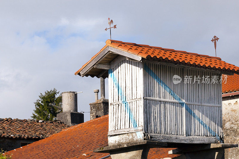 Hórreo，加利西亚旗，西班牙加利西亚村庄的屋顶
