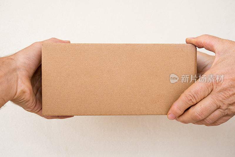 表面干净的普通纸板箱，包裹，捐赠品，货物正在一个接一个地传递。