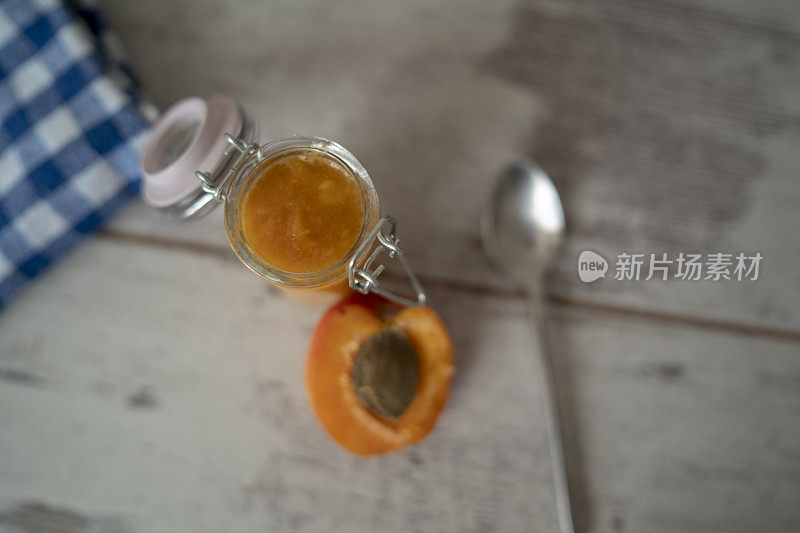 玻璃罐中自制杏酱