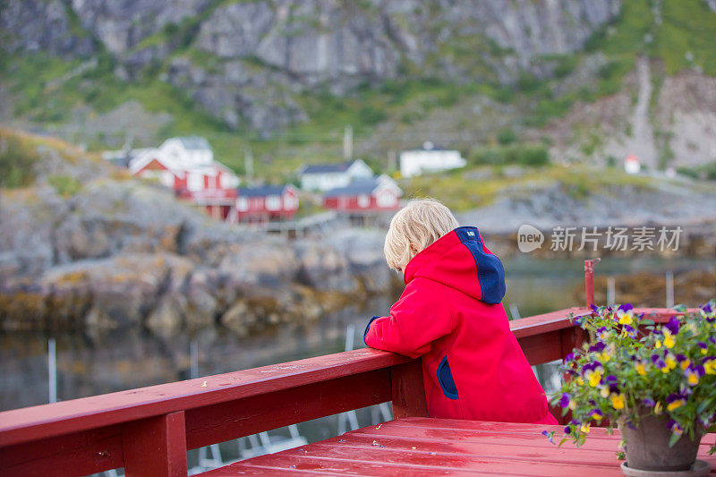可爱的小孩，在挪威罗浮敦岛尽头的一个小村庄里欣赏风景