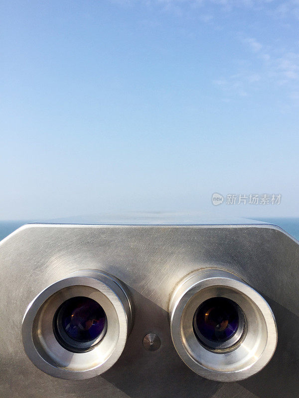 海天背景双筒望远镜