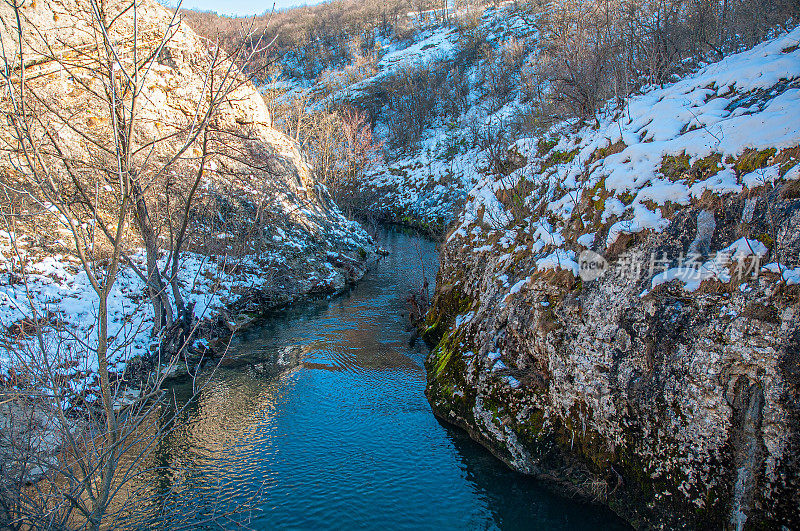 冬季山地景观，河流积雪和树木，最喜欢野餐的地方