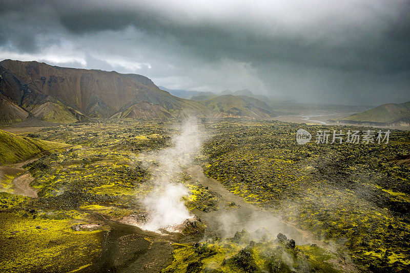 冰岛Landmannalaugar山的蒸汽坑。