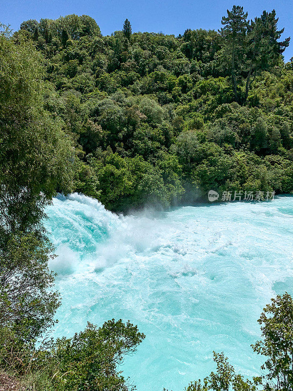 新西兰陶波市怀拉凯公园怀卡托河上的胡卡瀑布