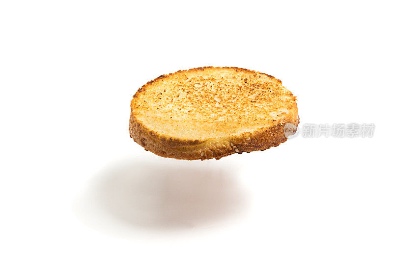 白色背景上漂浮的一片炸面包。一轮飞行烤面包。孤立的