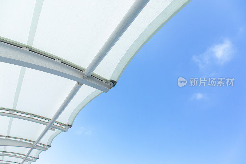 白色的伞和蓝色的天空