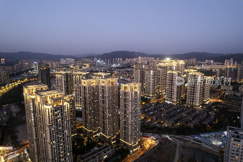 霓虹灯和车流在夕阳的照耀下穿过城市的街道