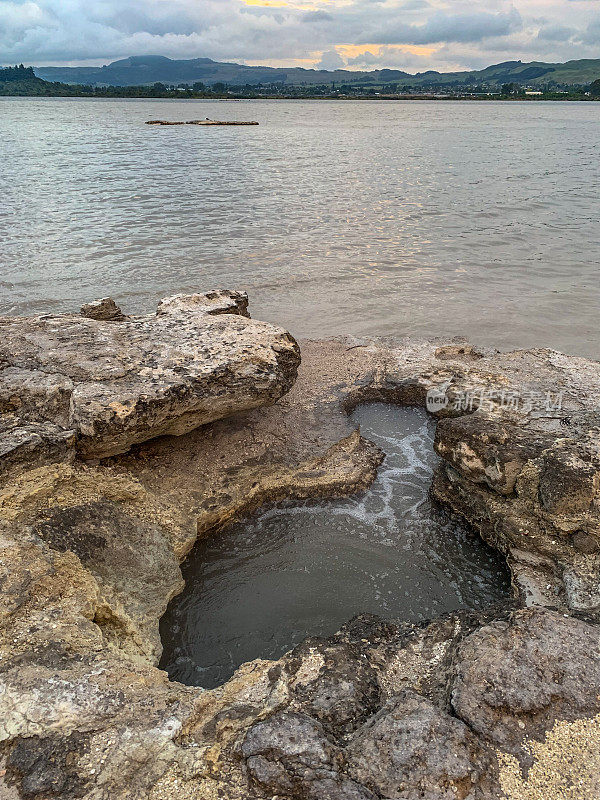 新西兰黎明时分的罗托鲁瓦湖和硫点湖