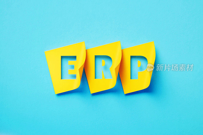 ERP书面剪出黄色黏着笔记坐在绿松石背景