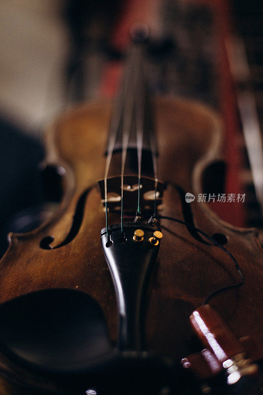 音乐会暂停时，小提琴放在合成器上