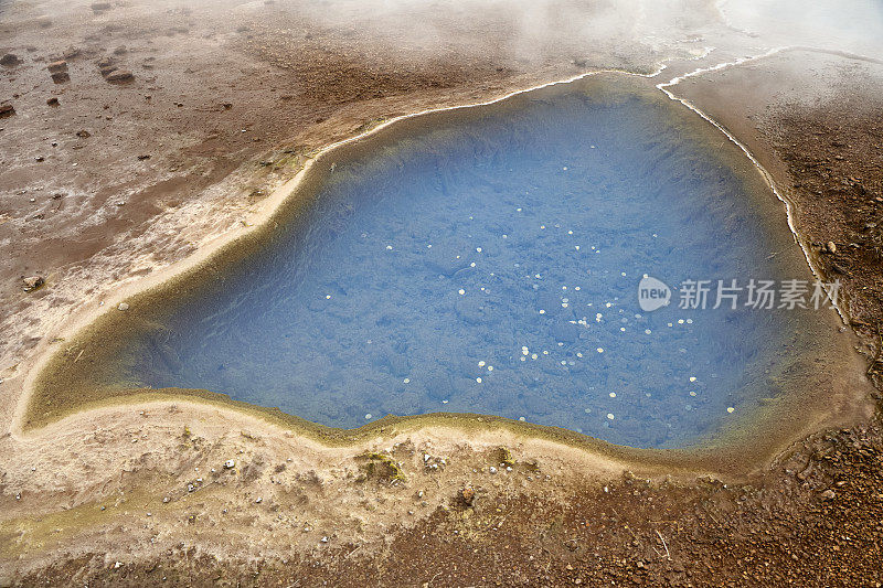 冰岛Haukadalur山谷的蓝色温泉