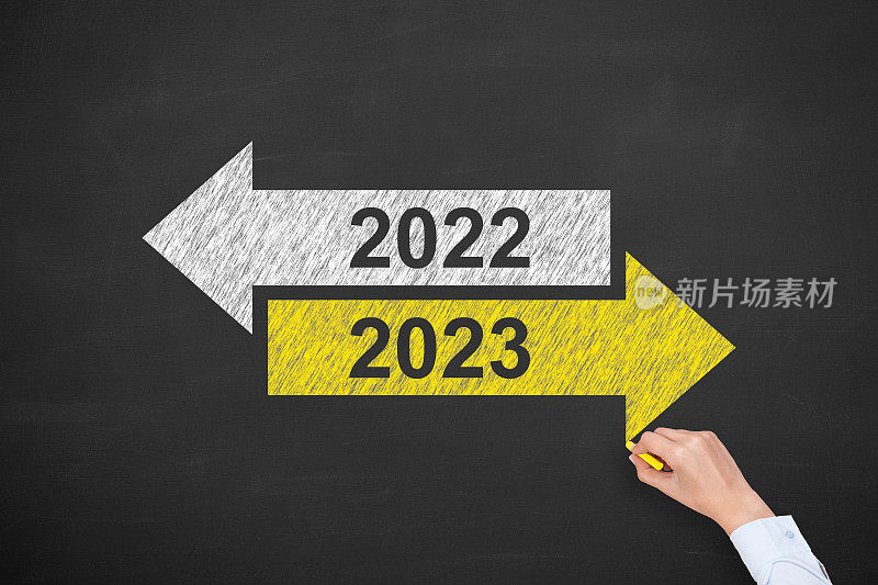 在黑板背景上手绘旧年或2023年