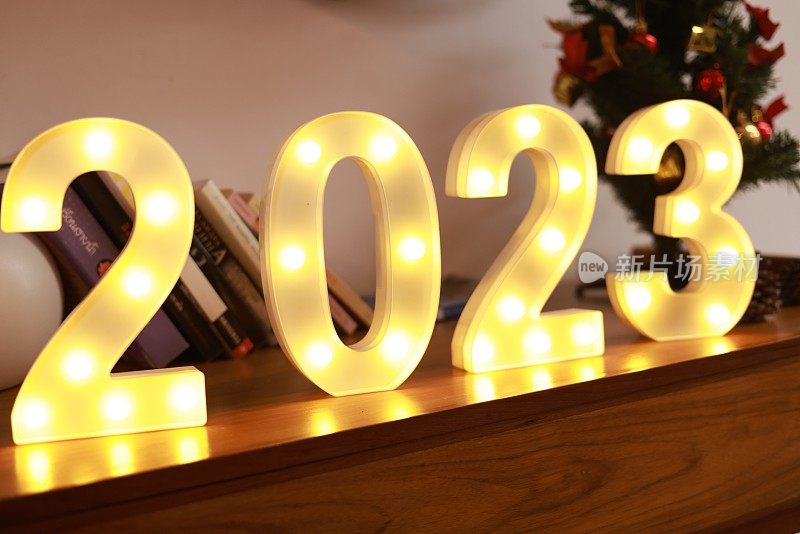 2023装饰灯庆祝新年，2023新年快乐。2023年用灯泡。创意灵感，策划理念