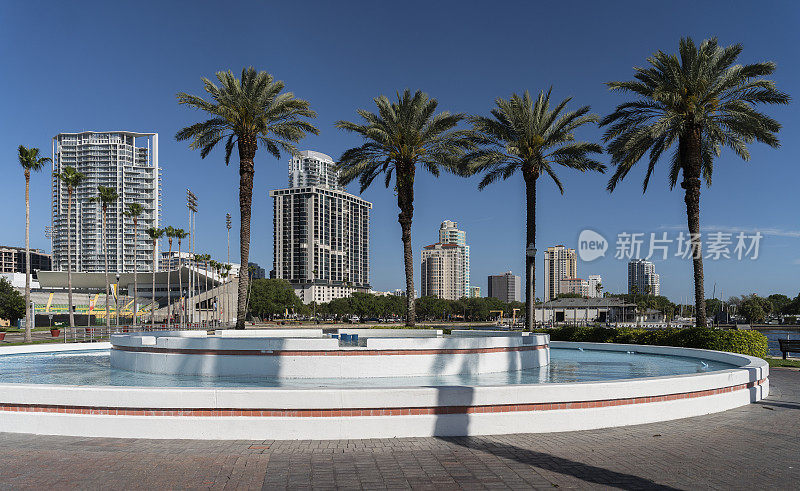喷泉在圣彼得堡市中心海滨广场，佛罗里达州。