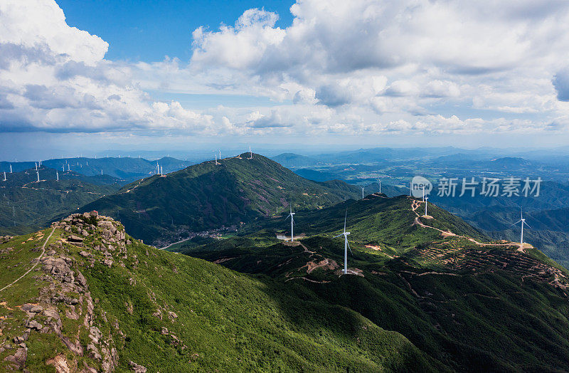 山上的风力发电场景