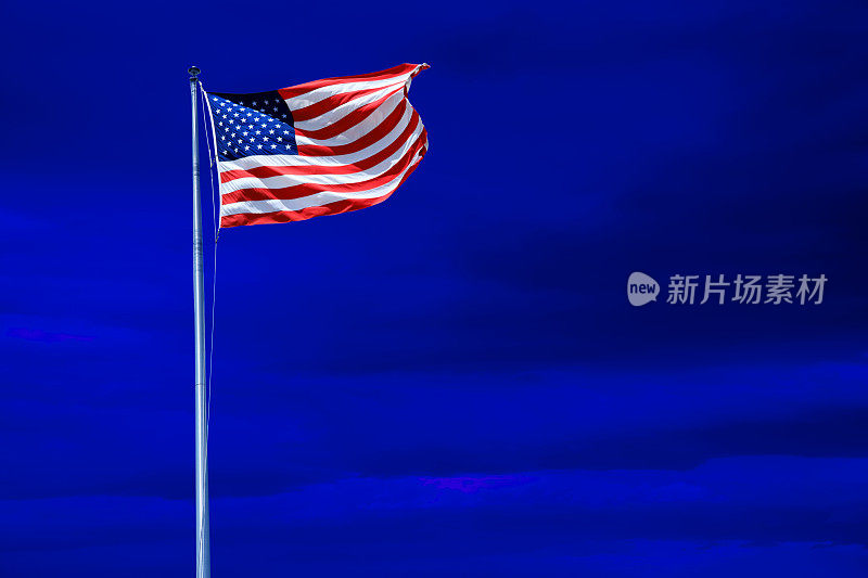 美国国旗以民主蓝色为背景