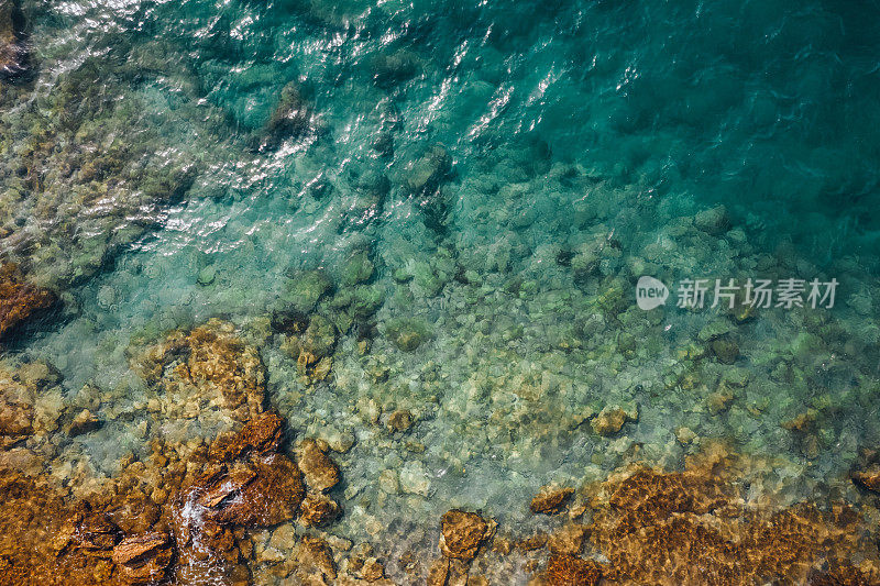 鸟瞰爱琴海的岩石海岸线